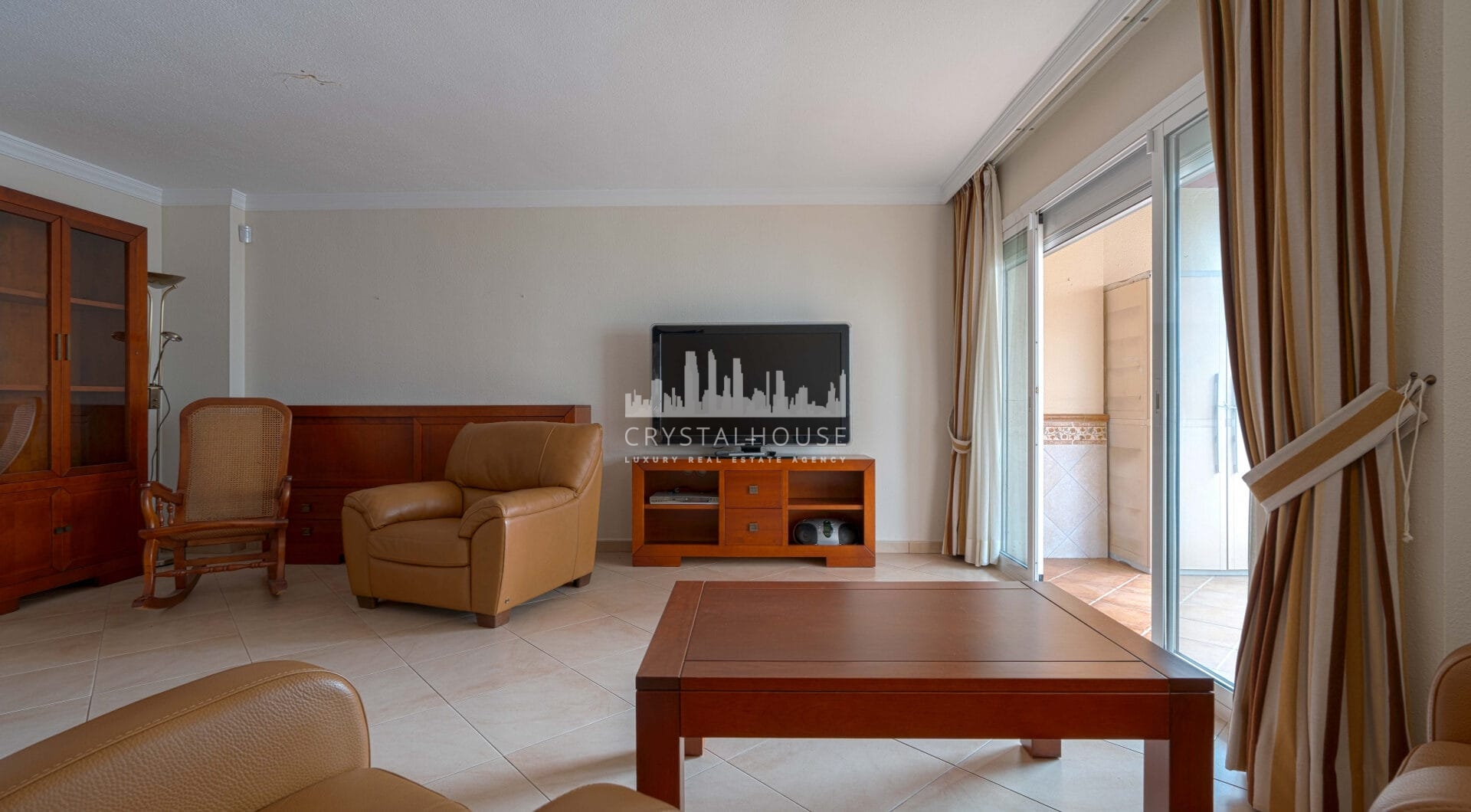 Bright renovated flat just 500 m from Fuengirola beach. 2 bedrooms + dining room, 2 bathrooms, spacious kitchen, balcony, and communal areas with pool and sports court. Second floor with lift.