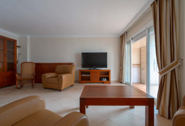 Bright renovated flat just 500 m from Fuengirola beach. 2 bedrooms + dining room, 2 bathrooms, spacious kitchen, balcony, and communal areas with pool and sports court. Second floor with lift.