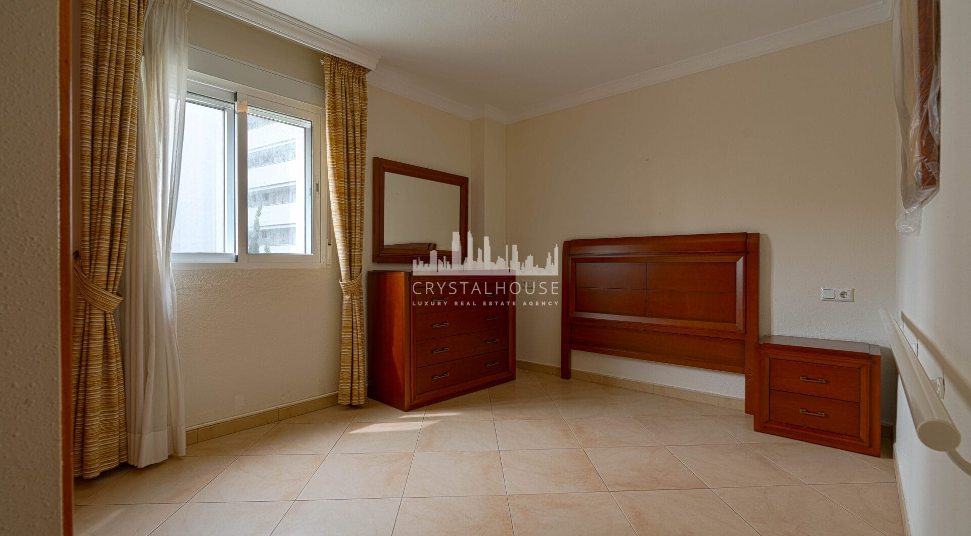 Bright renovated flat just 500 m from Fuengirola beach. 2 bedrooms + dining room, 2 bathrooms, spacious kitchen, balcony, and communal areas with pool and sports court. Second floor with lift.