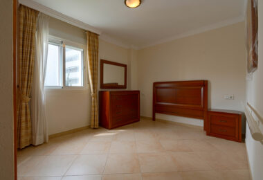 Bright renovated flat just 500 m from Fuengirola beach. 2 bedrooms + dining room, 2 bathrooms, spacious kitchen, balcony, and communal areas with pool and sports court. Second floor with lift.