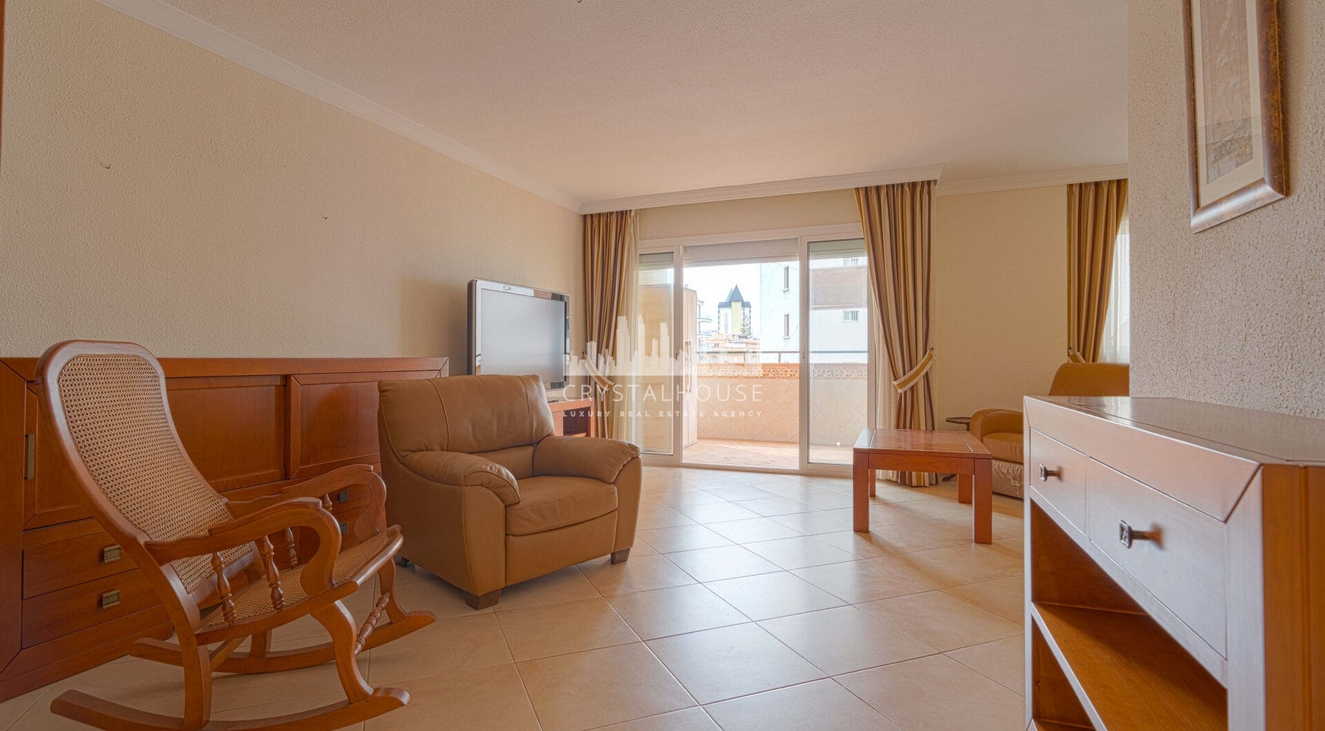 Bright renovated flat just 500 m from Fuengirola beach. 2 bedrooms + dining room, 2 bathrooms, spacious kitchen, balcony, and communal areas with pool and sports court. Second floor with lift.