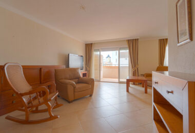 Bright renovated flat just 500 m from Fuengirola beach. 2 bedrooms + dining room, 2 bathrooms, spacious kitchen, balcony, and communal areas with pool and sports court. Second floor with lift.