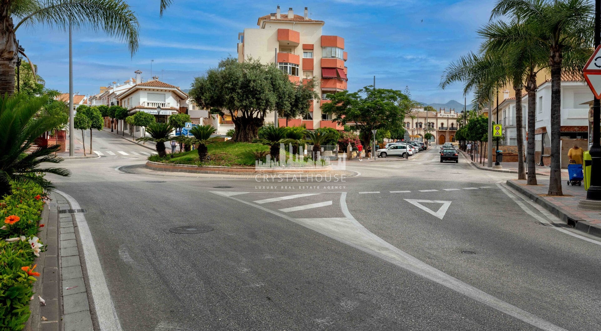 Bright renovated flat just 500 m from Fuengirola beach. 2 bedrooms + dining room, 2 bathrooms, spacious kitchen, balcony, and communal areas with pool and sports court. Second floor with lift.