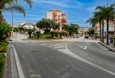 Bright renovated flat just 500 m from Fuengirola beach. 2 bedrooms + dining room, 2 bathrooms, spacious kitchen, balcony, and communal areas with pool and sports court. Second floor with lift.