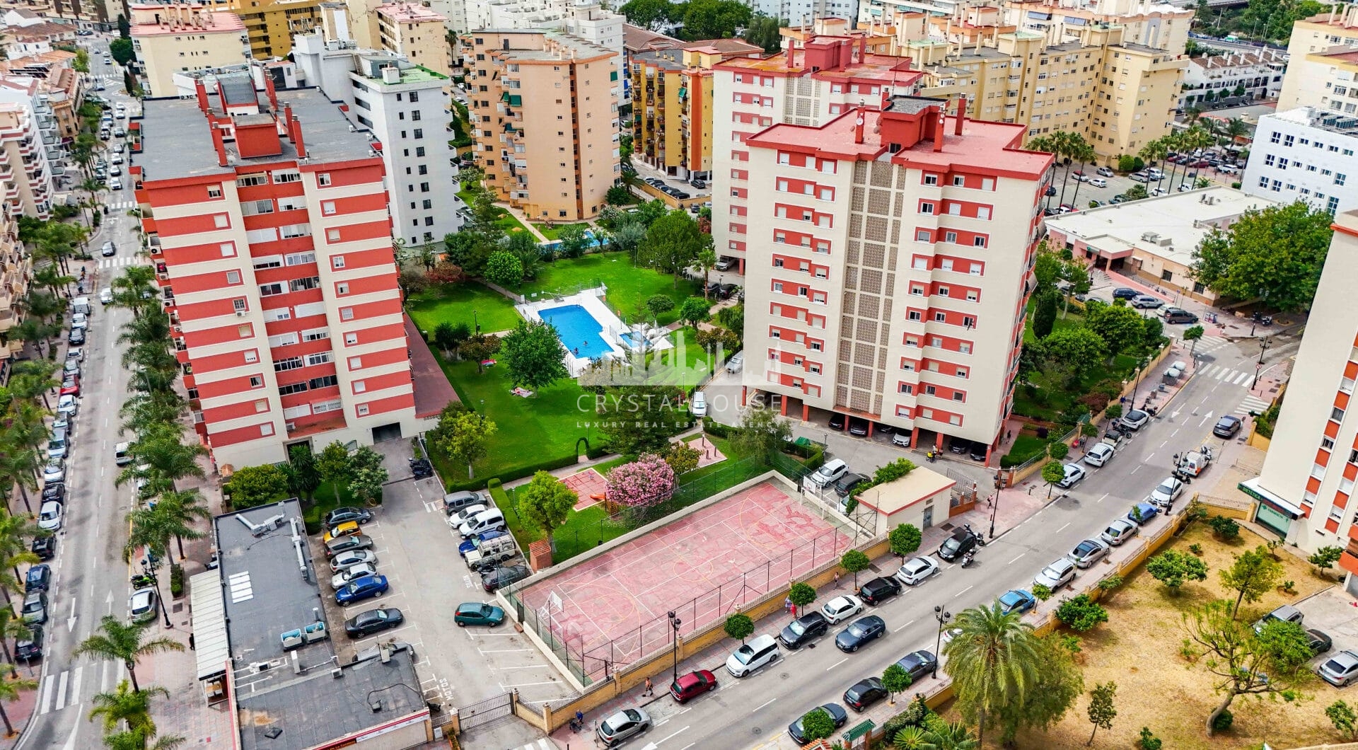 Bright renovated flat just 500 m from Fuengirola beach. 2 bedrooms + dining room, 2 bathrooms, spacious kitchen, balcony, and communal areas with pool and sports court. Second floor with lift.
