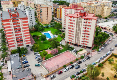 Bright renovated flat just 500 m from Fuengirola beach. 2 bedrooms + dining room, 2 bathrooms, spacious kitchen, balcony, and communal areas with pool and sports court. Second floor with lift.