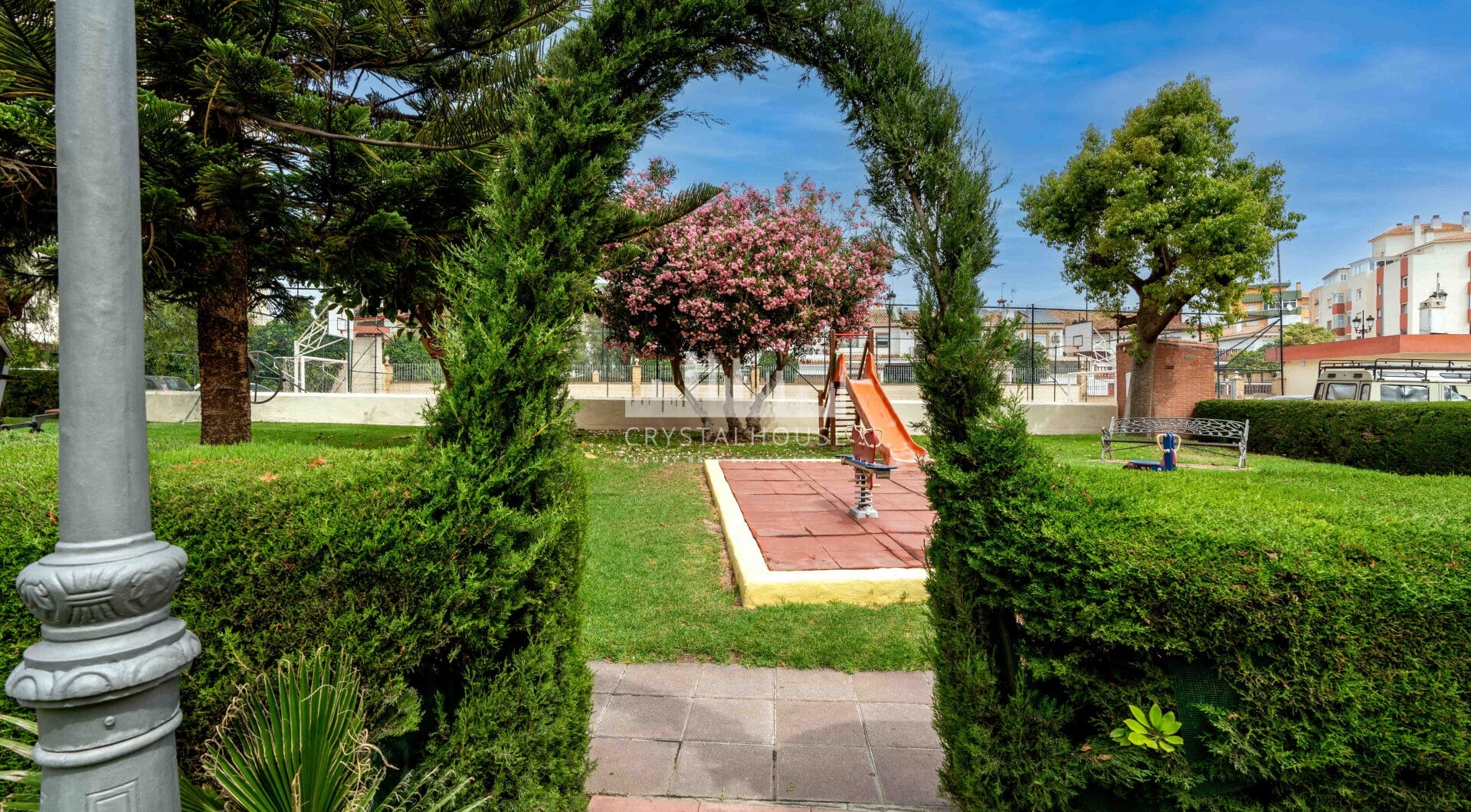 Bright renovated flat just 500 m from Fuengirola beach. 2 bedrooms + dining room, 2 bathrooms, spacious kitchen, balcony, and communal areas with pool and sports court. Second floor with lift.