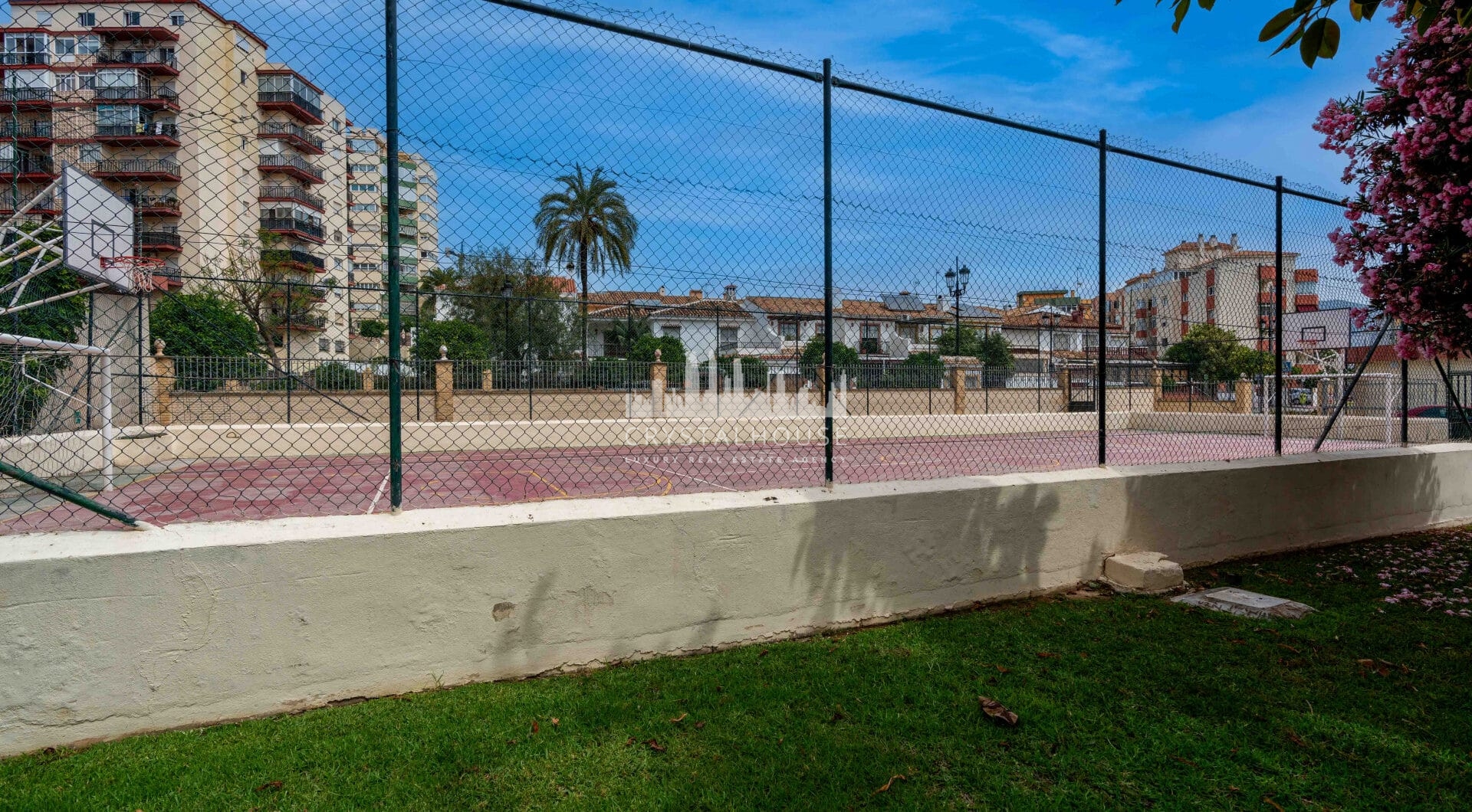 Bright renovated flat just 500 m from Fuengirola beach. 2 bedrooms + dining room, 2 bathrooms, spacious kitchen, balcony, and communal areas with pool and sports court. Second floor with lift.