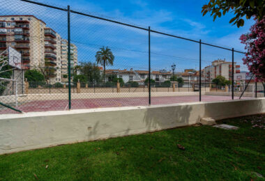 Bright renovated flat just 500 m from Fuengirola beach. 2 bedrooms + dining room, 2 bathrooms, spacious kitchen, balcony, and communal areas with pool and sports court. Second floor with lift.