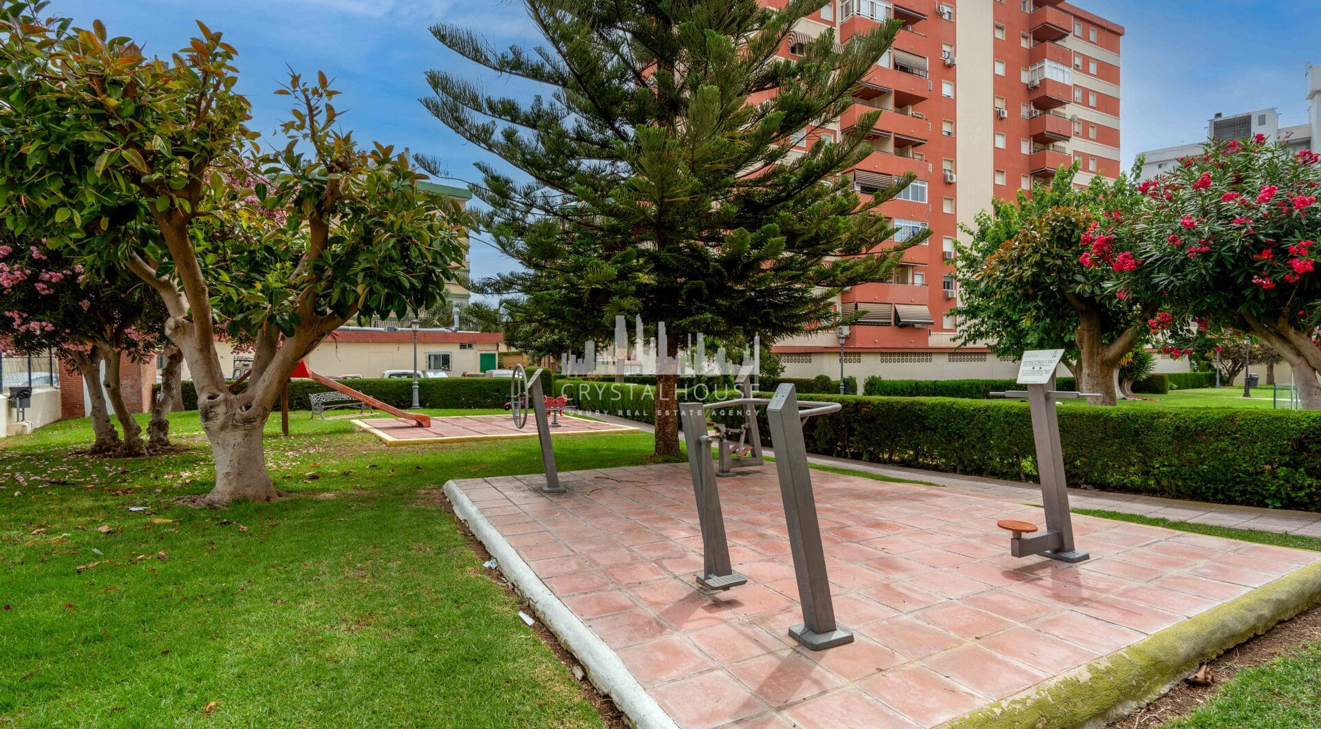 Bright renovated flat just 500 m from Fuengirola beach. 2 bedrooms + dining room, 2 bathrooms, spacious kitchen, balcony, and communal areas with pool and sports court. Second floor with lift.
