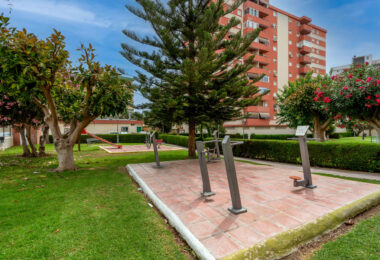 Bright renovated flat just 500 m from Fuengirola beach. 2 bedrooms + dining room, 2 bathrooms, spacious kitchen, balcony, and communal areas with pool and sports court. Second floor with lift.