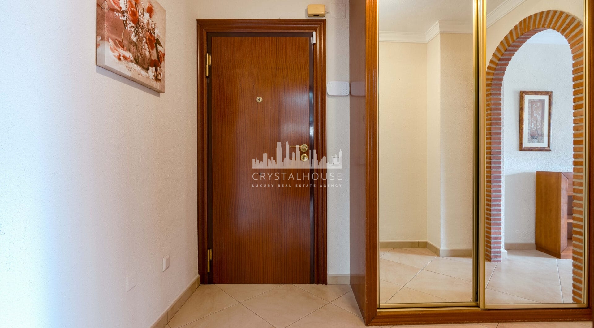 Bright renovated flat just 500 m from Fuengirola beach. 2 bedrooms + dining room, 2 bathrooms, spacious kitchen, balcony, and communal areas with pool and sports court. Second floor with lift.