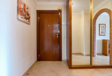 Bright renovated flat just 500 m from Fuengirola beach. 2 bedrooms + dining room, 2 bathrooms, spacious kitchen, balcony, and communal areas with pool and sports court. Second floor with lift.