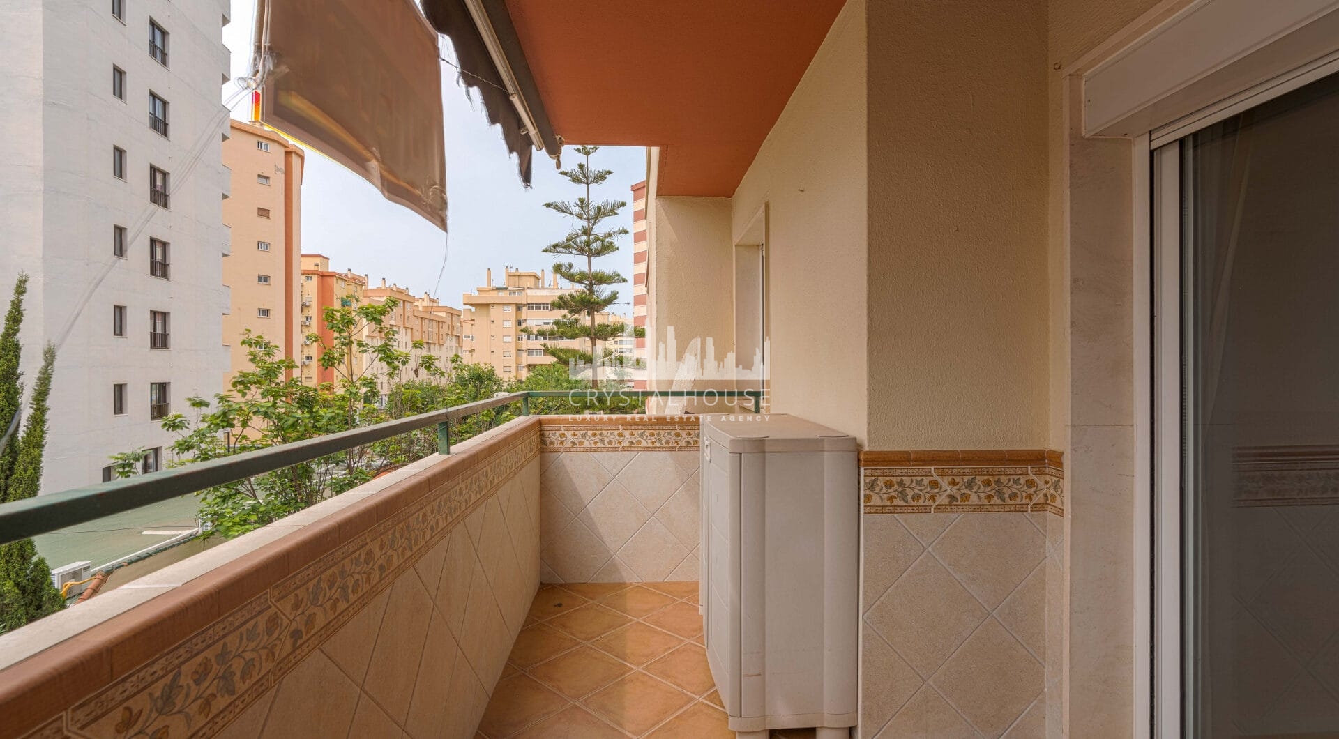 Bright renovated flat just 500 m from Fuengirola beach. 2 bedrooms + dining room, 2 bathrooms, spacious kitchen, balcony, and communal areas with pool and sports court. Second floor with lift.