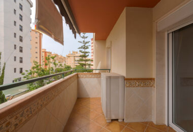 Bright renovated flat just 500 m from Fuengirola beach. 2 bedrooms + dining room, 2 bathrooms, spacious kitchen, balcony, and communal areas with pool and sports court. Second floor with lift.