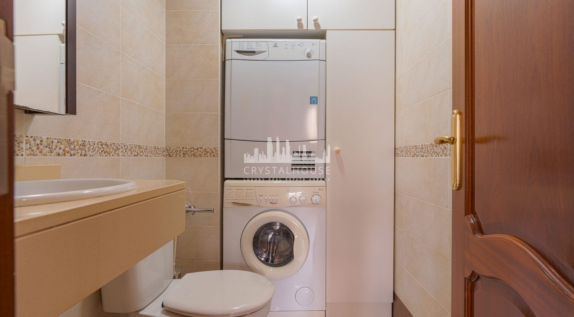 Bright renovated flat just 500 m from Fuengirola beach. 2 bedrooms + dining room, 2 bathrooms, spacious kitchen, balcony, and communal areas with pool and sports court. Second floor with lift.