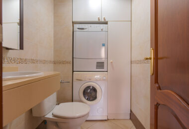 Bright renovated flat just 500 m from Fuengirola beach. 2 bedrooms + dining room, 2 bathrooms, spacious kitchen, balcony, and communal areas with pool and sports court. Second floor with lift.