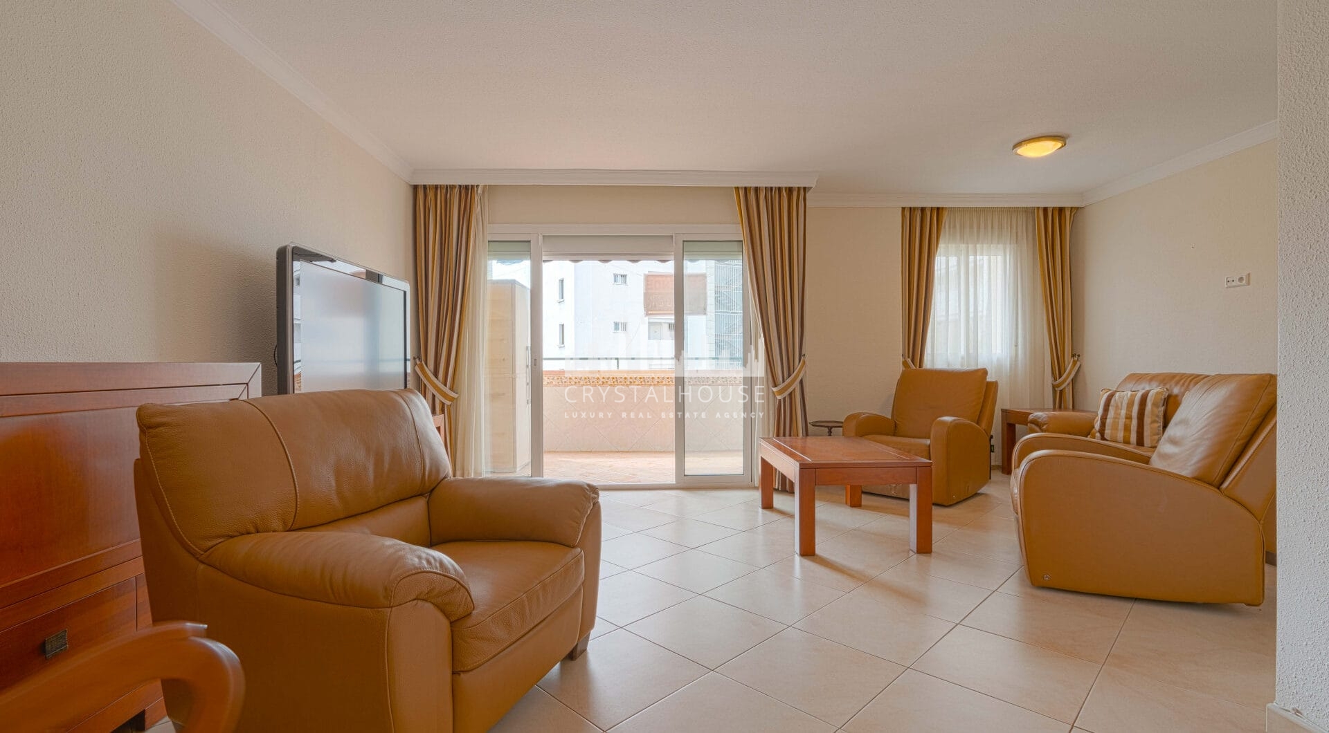 Bright renovated flat just 500 m from Fuengirola beach. 2 bedrooms + dining room, 2 bathrooms, spacious kitchen, balcony, and communal areas with pool and sports court. Second floor with lift.
