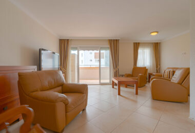 Bright renovated flat just 500 m from Fuengirola beach. 2 bedrooms + dining room, 2 bathrooms, spacious kitchen, balcony, and communal areas with pool and sports court. Second floor with lift.