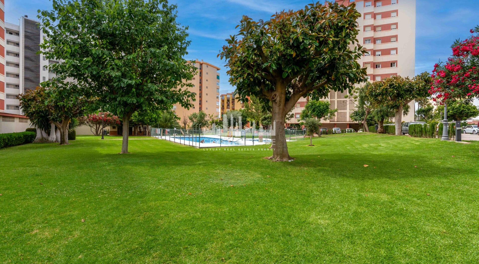 Bright renovated flat just 500 m from Fuengirola beach. 2 bedrooms + dining room, 2 bathrooms, spacious kitchen, balcony, and communal areas with pool and sports court. Second floor with lift.