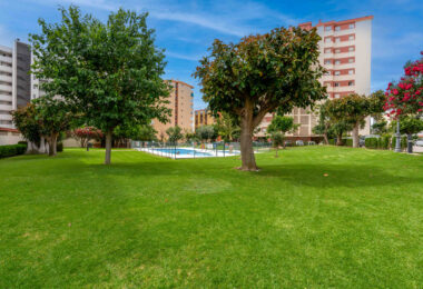 Bright renovated flat just 500 m from Fuengirola beach. 2 bedrooms + dining room, 2 bathrooms, spacious kitchen, balcony, and communal areas with pool and sports court. Second floor with lift.