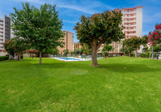 Bright renovated flat just 500 m from Fuengirola beach. 2 bedrooms + dining room, 2 bathrooms, spacious kitchen, balcony, and communal areas with pool and sports court. Second floor with lift.