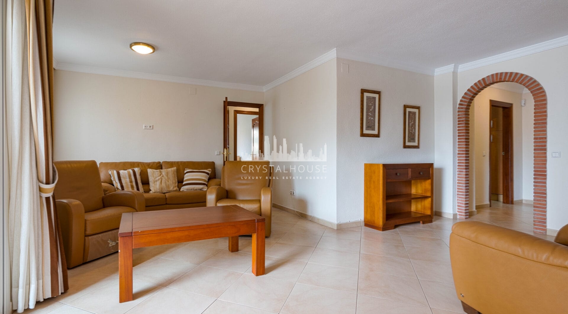Bright renovated flat just 500 m from Fuengirola beach. 2 bedrooms + dining room, 2 bathrooms, spacious kitchen, balcony, and communal areas with pool and sports court. Second floor with lift.