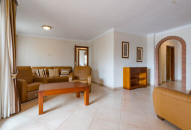 Bright renovated flat just 500 m from Fuengirola beach. 2 bedrooms + dining room, 2 bathrooms, spacious kitchen, balcony, and communal areas with pool and sports court. Second floor with lift.