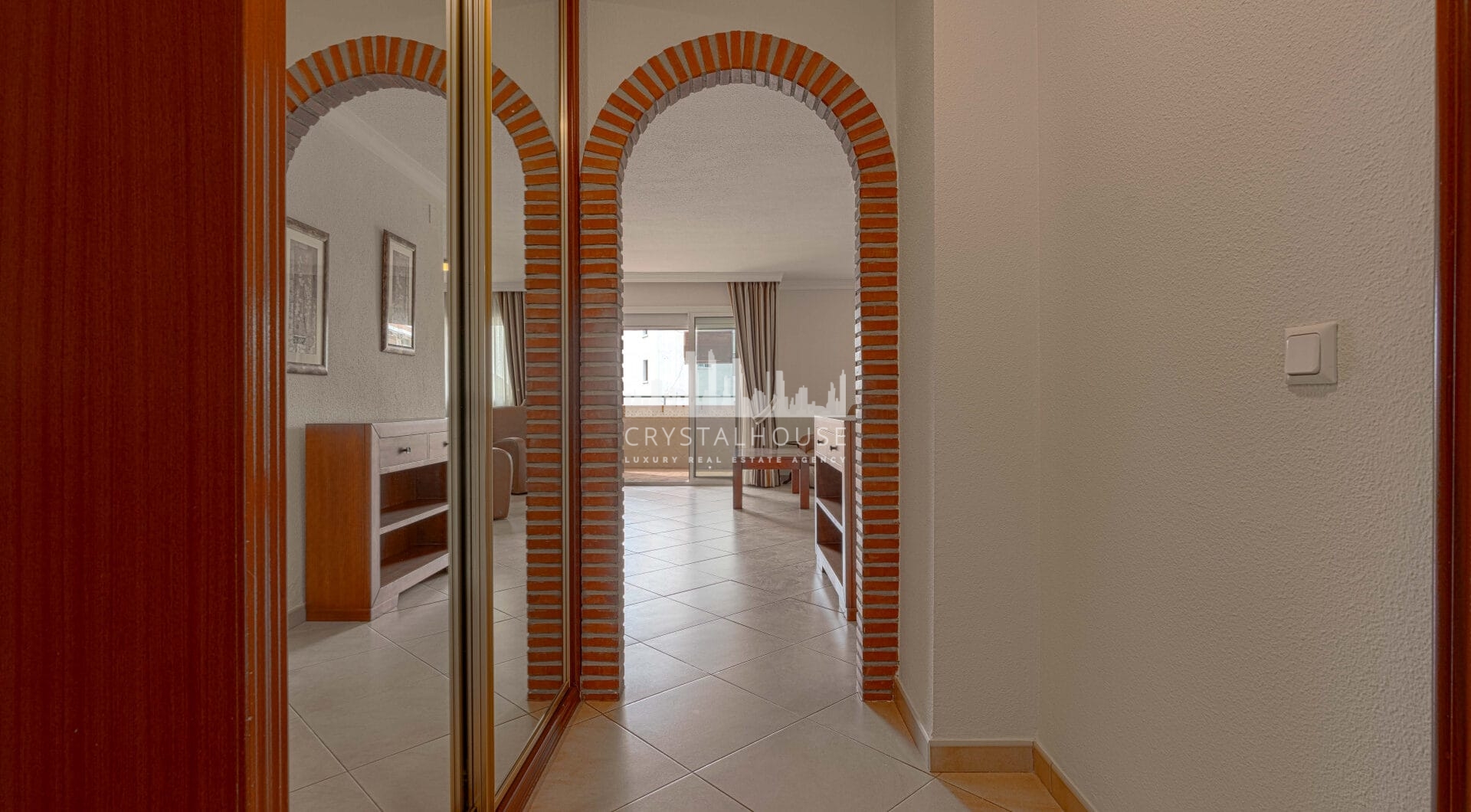 Bright renovated flat just 500 m from Fuengirola beach. 2 bedrooms + dining room, 2 bathrooms, spacious kitchen, balcony, and communal areas with pool and sports court. Second floor with lift.