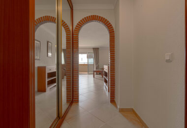 Bright renovated flat just 500 m from Fuengirola beach. 2 bedrooms + dining room, 2 bathrooms, spacious kitchen, balcony, and communal areas with pool and sports court. Second floor with lift.
