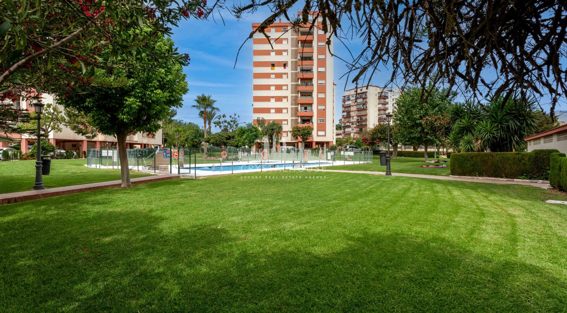 Bright renovated flat just 500 m from Fuengirola beach. 2 bedrooms + dining room, 2 bathrooms, spacious kitchen, balcony, and communal areas with pool and sports court. Second floor with lift.