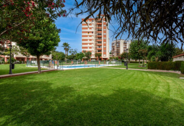 Bright renovated flat just 500 m from Fuengirola beach. 2 bedrooms + dining room, 2 bathrooms, spacious kitchen, balcony, and communal areas with pool and sports court. Second floor with lift.