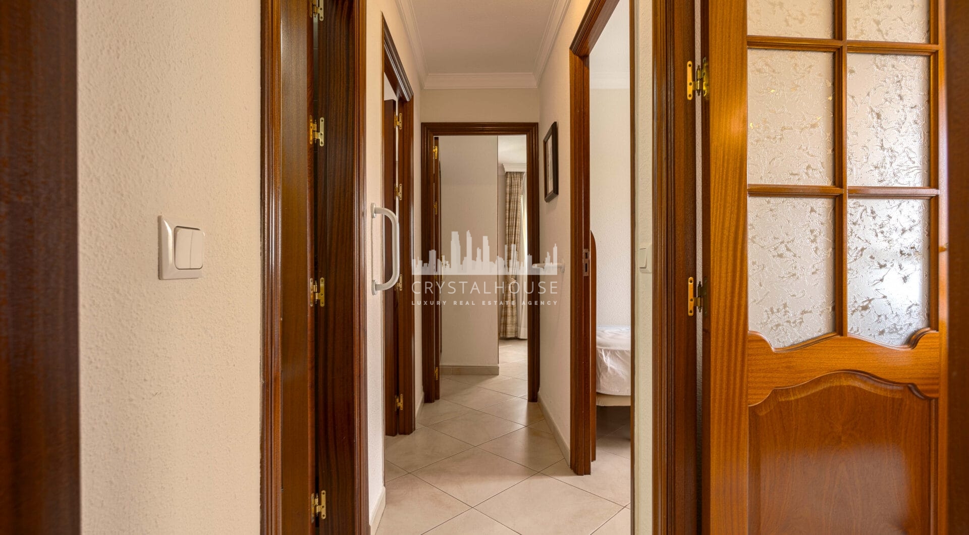 Bright renovated flat just 500 m from Fuengirola beach. 2 bedrooms + dining room, 2 bathrooms, spacious kitchen, balcony, and communal areas with pool and sports court. Second floor with lift.