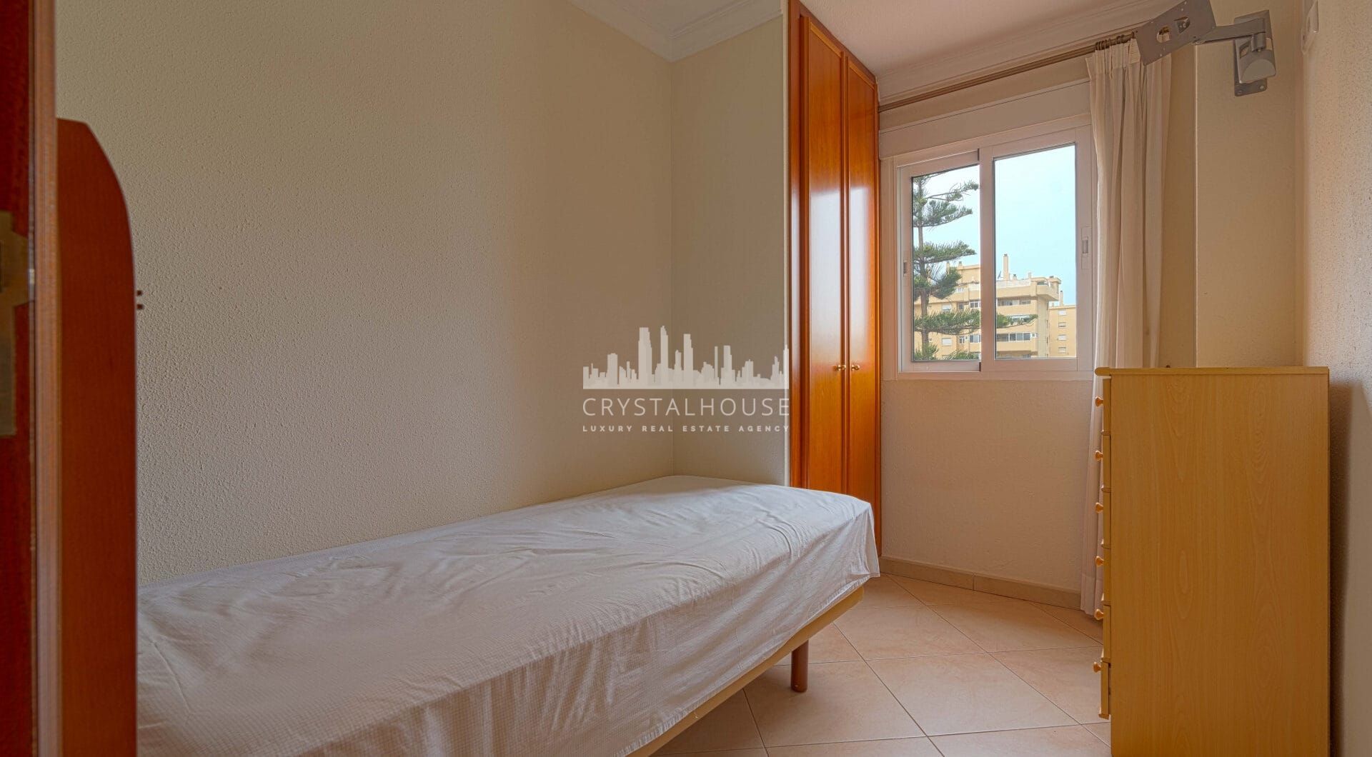 Bright renovated flat just 500 m from Fuengirola beach. 2 bedrooms + dining room, 2 bathrooms, spacious kitchen, balcony, and communal areas with pool and sports court. Second floor with lift.