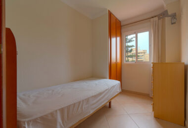 Bright renovated flat just 500 m from Fuengirola beach. 2 bedrooms + dining room, 2 bathrooms, spacious kitchen, balcony, and communal areas with pool and sports court. Second floor with lift.