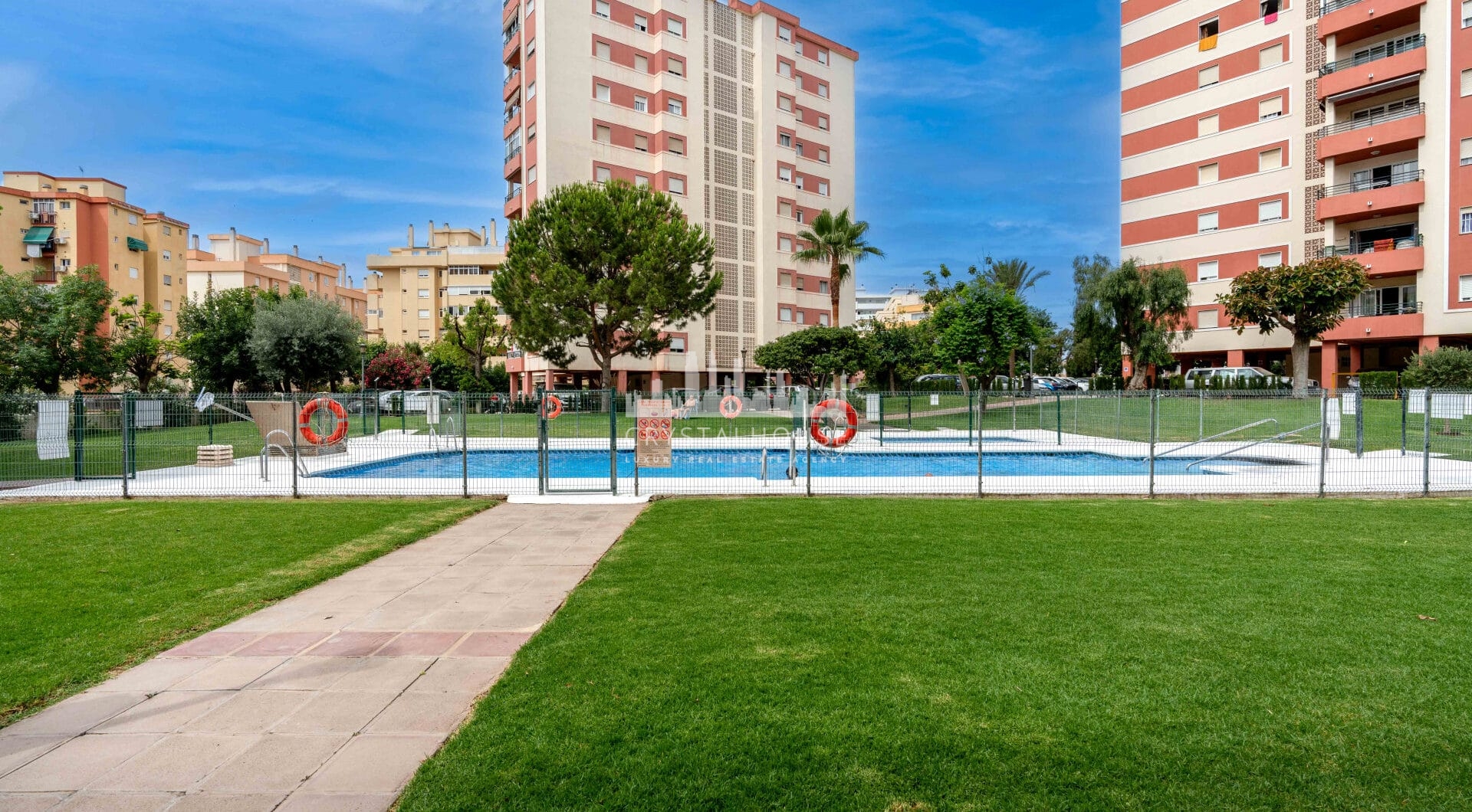 Bright renovated flat just 500 m from Fuengirola beach. 2 bedrooms + dining room, 2 bathrooms, spacious kitchen, balcony, and communal areas with pool and sports court. Second floor with lift.