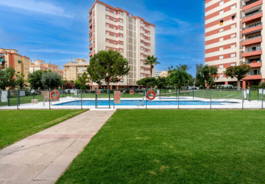 Bright renovated flat just 500 m from Fuengirola beach. 2 bedrooms + dining room, 2 bathrooms, spacious kitchen, balcony, and communal areas with pool and sports court. Second floor with lift.