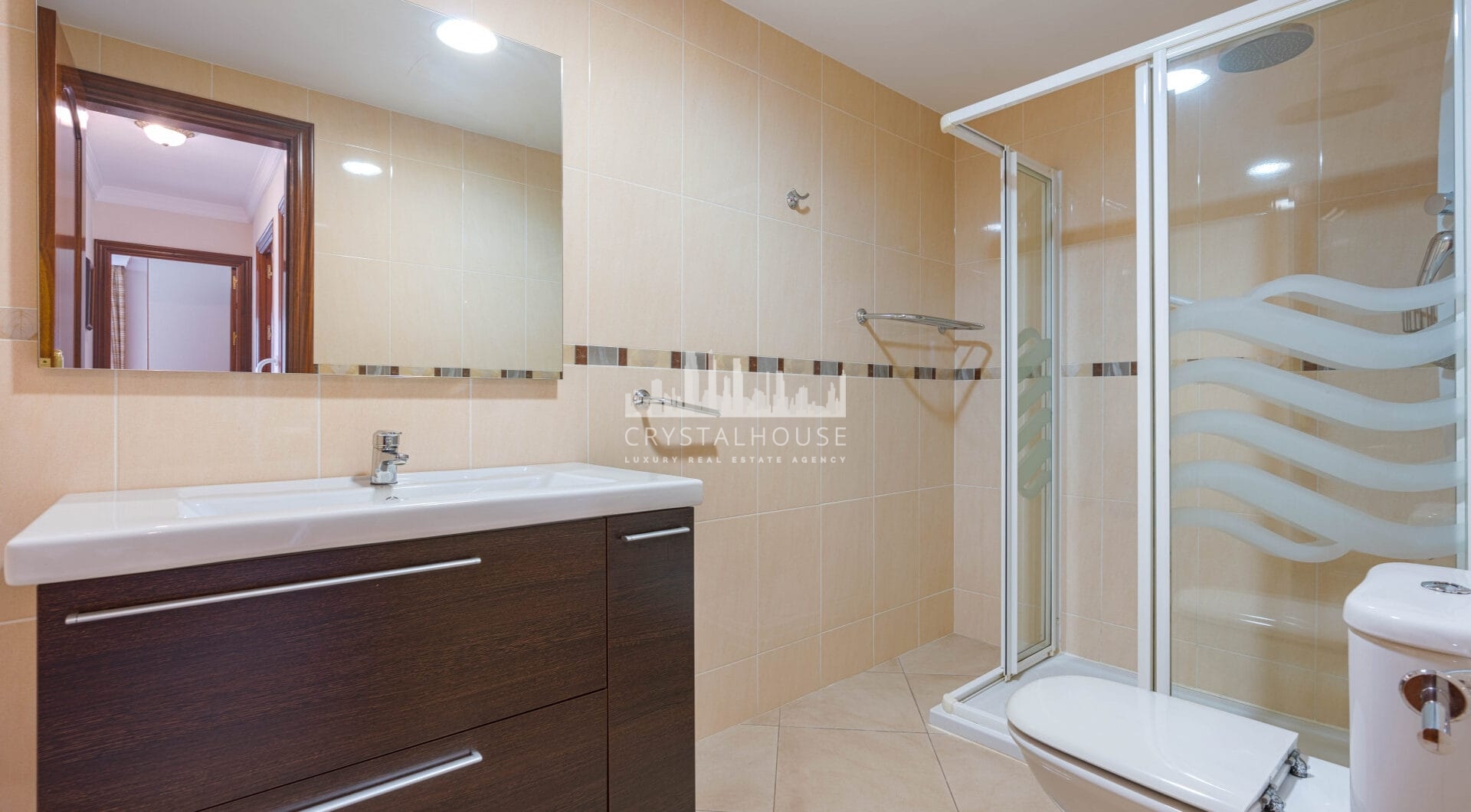 Bright renovated flat just 500 m from Fuengirola beach. 2 bedrooms + dining room, 2 bathrooms, spacious kitchen, balcony, and communal areas with pool and sports court. Second floor with lift.