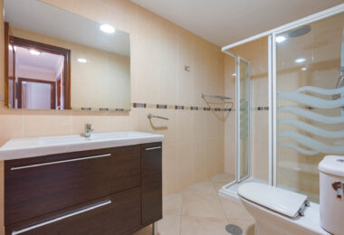 Bright renovated flat just 500 m from Fuengirola beach. 2 bedrooms + dining room, 2 bathrooms, spacious kitchen, balcony, and communal areas with pool and sports court. Second floor with lift.
