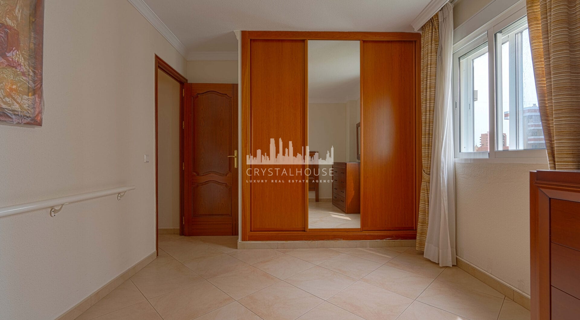 Bright renovated flat just 500 m from Fuengirola beach. 2 bedrooms + dining room, 2 bathrooms, spacious kitchen, balcony, and communal areas with pool and sports court. Second floor with lift.