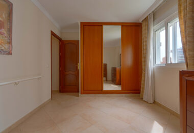 Bright renovated flat just 500 m from Fuengirola beach. 2 bedrooms + dining room, 2 bathrooms, spacious kitchen, balcony, and communal areas with pool and sports court. Second floor with lift.