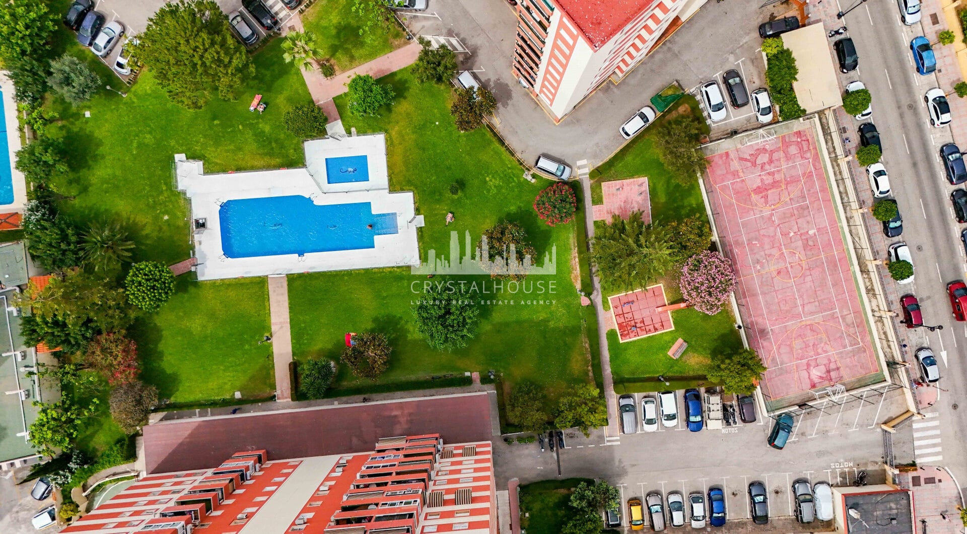 Bright renovated flat just 500 m from Fuengirola beach. 2 bedrooms + dining room, 2 bathrooms, spacious kitchen, balcony, and communal areas with pool and sports court. Second floor with lift.