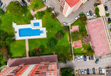 Bright renovated flat just 500 m from Fuengirola beach. 2 bedrooms + dining room, 2 bathrooms, spacious kitchen, balcony, and communal areas with pool and sports court. Second floor with lift.