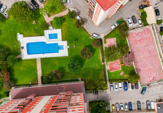 Bright renovated flat just 500 m from Fuengirola beach. 2 bedrooms + dining room, 2 bathrooms, spacious kitchen, balcony, and communal areas with pool and sports court. Second floor with lift.