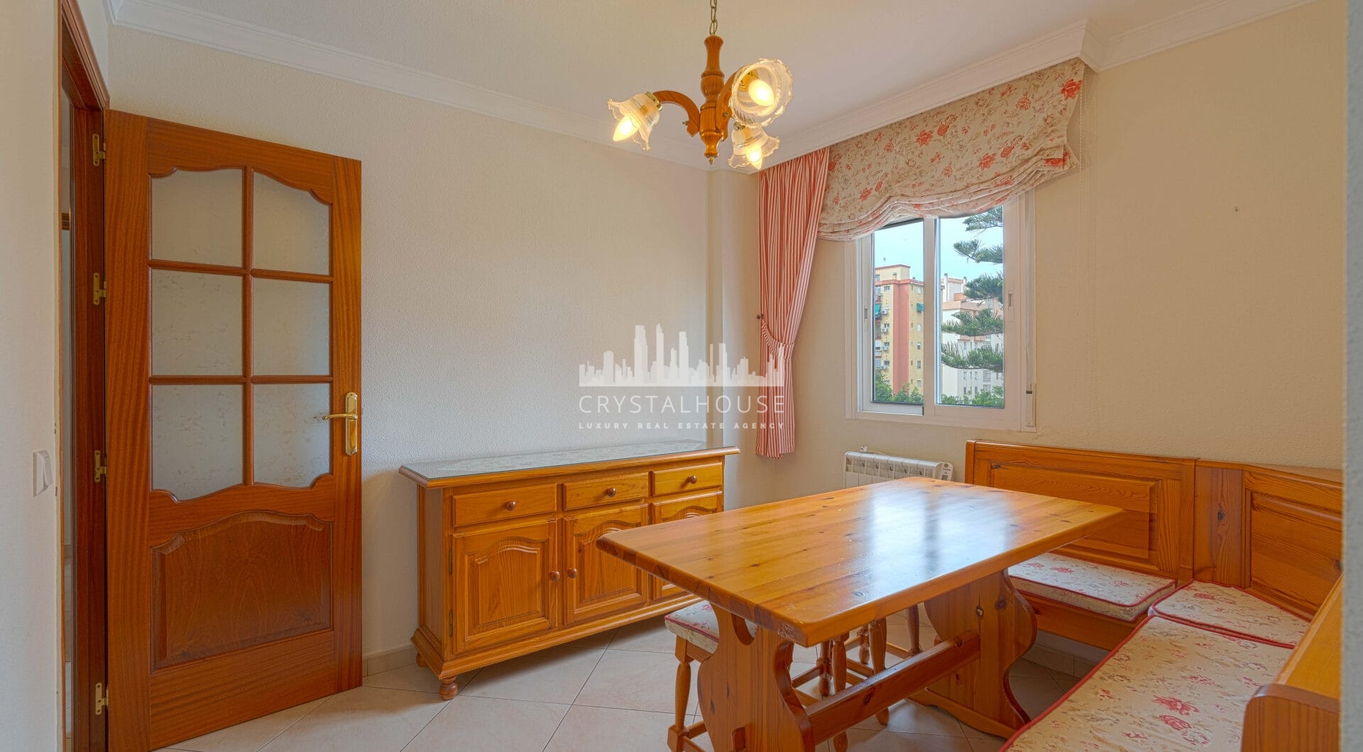 Bright renovated flat just 500 m from Fuengirola beach. 2 bedrooms + dining room, 2 bathrooms, spacious kitchen, balcony, and communal areas with pool and sports court. Second floor with lift.