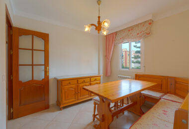 Bright renovated flat just 500 m from Fuengirola beach. 2 bedrooms + dining room, 2 bathrooms, spacious kitchen, balcony, and communal areas with pool and sports court. Second floor with lift.