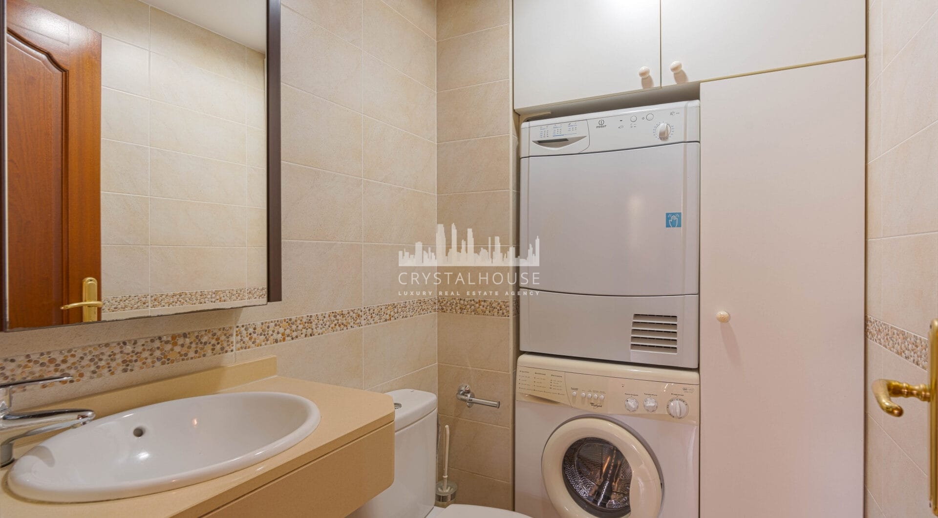 Bright renovated flat just 500 m from Fuengirola beach. 2 bedrooms + dining room, 2 bathrooms, spacious kitchen, balcony, and communal areas with pool and sports court. Second floor with lift.