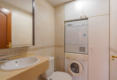 Bright renovated flat just 500 m from Fuengirola beach. 2 bedrooms + dining room, 2 bathrooms, spacious kitchen, balcony, and communal areas with pool and sports court. Second floor with lift.