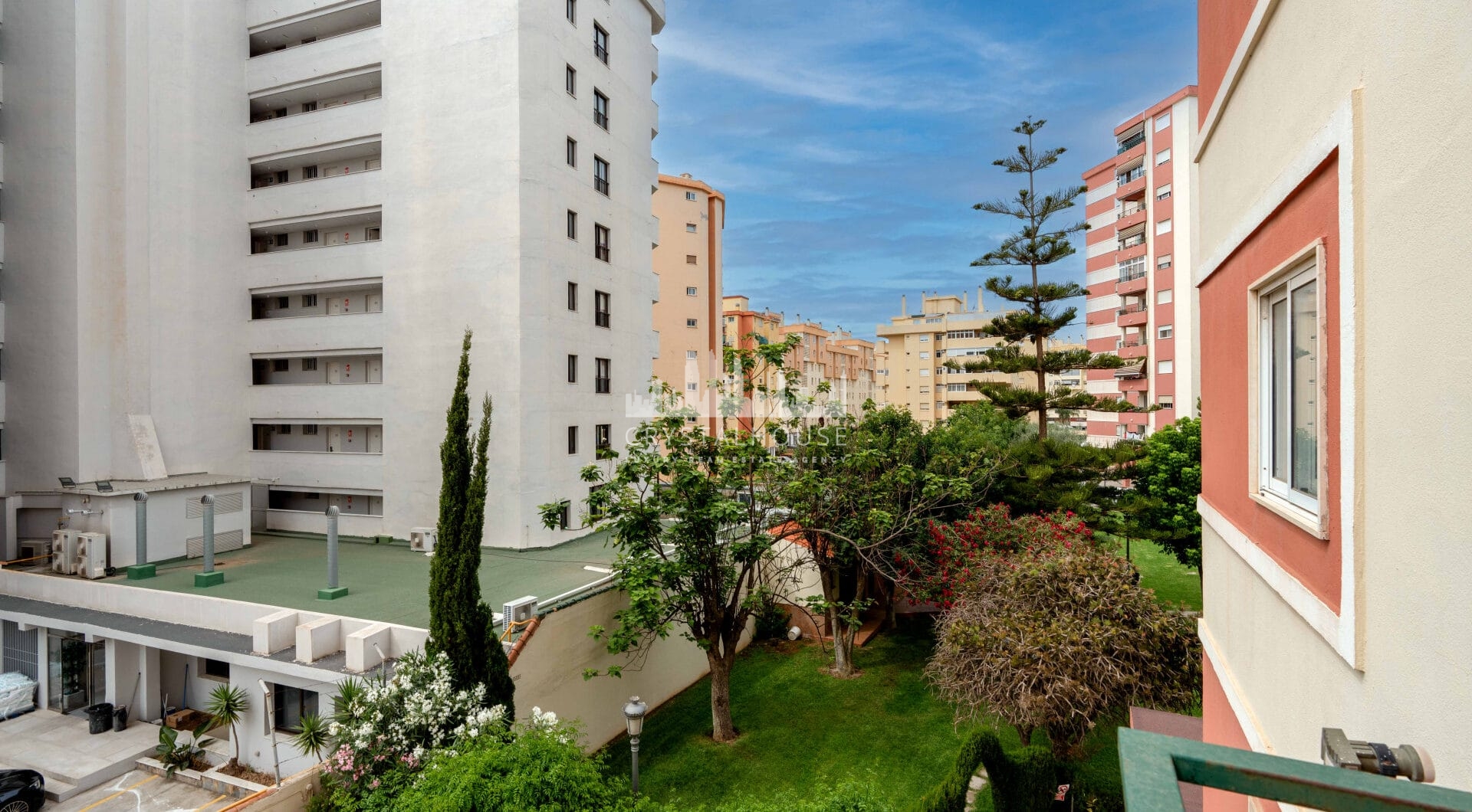 Bright renovated flat just 500 m from Fuengirola beach. 2 bedrooms + dining room, 2 bathrooms, spacious kitchen, balcony, and communal areas with pool and sports court. Second floor with lift.