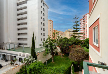 Bright renovated flat just 500 m from Fuengirola beach. 2 bedrooms + dining room, 2 bathrooms, spacious kitchen, balcony, and communal areas with pool and sports court. Second floor with lift.